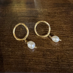 Earrings circle and pearl