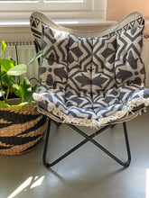 Load image into Gallery viewer, XL Cushion Tulip - wash machine washable